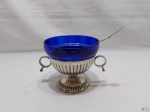 Molheira em prata 90 Bristol com cuba em vidro azul cobalto, com colher. Medindo 12cm de altura x 13,5cm de diâmetro.