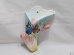 Vaso floreira para pendurar na parede em porcelana pintada à mão. Medindo 26cm de altura x 22cm de largura.