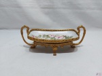 Centro de mesa em metal dourado com fundo em porcelana com pintura floral à mão. Medindo 28cm x 11,5cm x 10,5cm de altura.