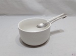 Molheira em porcelana branca com colher em aço inox. Medindo 14,5cm de diâmetro x 8,5cm de altura.