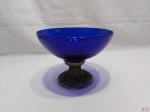 Fruteira em vidro azul cobalto com pé em prata 90. Medindo 20cm de diâmetro x 15cm de altura.