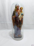 Linda imagem de São José com menino Jesus em gesso com rica policromia envolto de uma redoma em vidro incolor. Medindo a imagem 53cm de altura.