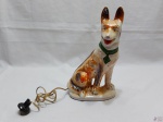 Luminária de mesa na forma de cachorro pastor alemão em porcelana. Medindo 27cm de altura, necessita de reparo na fiação.