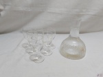 Lote de 6 taças de aperitivo em vidro incolor com licoreira em vidro moldado sem tampa. Medindo a licoreira 16,5cm de altura x 13cm de diâmetro de base.