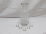 Garrafa licoreira em cristal ricamente lapidado e 5 copinhos de shot em cristal lapidado. Medindo a garrafa 25,5cm de altura. Garrafa com leve bicado.