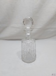 Linda garrafa licoreira em cristal lapidado, padrão losango. Medindo 28cm de altura.