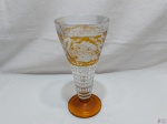 Vaso floreira em cristal double ricamente lapidado com detalhes âmbar. Medindo 13,5cm de diâmetro de boca x 28cm de altura