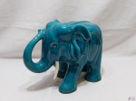 Enfeite na forma de elefante em porcelana. Medindo 33,5cm de comprimento x 23cm de altura.