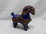 Enfeite na forma de cavalo Tang em porcelana azul cobalto. Medindo 26cm de comprimento x 25cm de altura. 