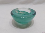 KOSTA BODA - Elegante bowl em cristal de tonalidade azul em perfeito estado de conservação medindo 6 cm de altura x 11 cm de diâmetro , selo da Cristaleira Kosta Boda Suécia meados do século XX .