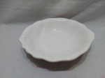 Travessa bowl em porcelana branca na forma de folha. Medindo 28cm x 28cm x 7cm de altura.