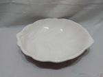 Travessa bowl em porcelana branca na forma de folha. Medindo 36cm x 32cm x 7cm de altura.