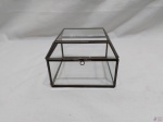 Caixa quadrada em vidro com acabamento em metal dourado. Medindo 13,5cm x 13,5cm x 10cm de altura.