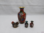 Lote composto de vaso floreira, duas miniaturas de vaso e um enfeite de galinha em bronze esmaltado clossone. Medindo o vaso 16cm de altura.