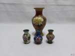 Lote composto de vaso floreira e três miniaturas de vaso em bronze esmaltado clossone. Medindo o vaso 13,5cm de altura.