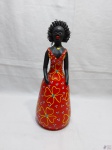Escultura de mulher em cerâmica com policromia. Medindo 36cm de altura x 12,5cm de diâmetro de base.