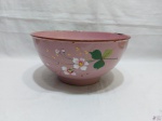Bowl em ágata rosa com desenho floral. Medindo 27cm de diâmetro x 17,5cm de altura. Apresenta falhas no esmalte.