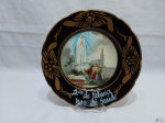 Lindo prato decorativo em porcelana com imagem de Nossa Senhora de Fátima. Medindo 24cm de diâmetro.