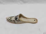 Floreira para pendurar na forma de sapato em porcelana com relevos e friso ouro. Medindo 16,5cm de comprimento.