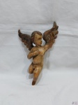Escultura na forma de Anjo em madeira para pendurar. Medindo 21cm de altura.