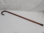 Bengala com pega curva em madeira e ponteira de borracha. Medindo 95cm de comprimento.