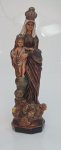 ARTE SACRA  Antiga Nossa Senhora da Apresentação em estuque, ricamente policromada, medindo 34 cm x 10 cm.