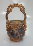 Belíssima cesta em porcelana pintada à mão, gravado no fundo Royal Satsuma em selo vermelho, medindo 27 cm x 14 cm.