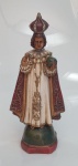 ARTE SACRA  Belíssima imaginária de Menino Jesus de Praga em estuque com rica policromia, medindo 35 cm x 15 cm.