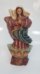 ARTE SACRA  Imaginária de Nossa Senhora em madeira nobre ricamente entalhada e policromada, medindo 44 cm x 19 cm.