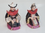Par de esculturas serre livros em porcelana Vieira de Castro de casal de chineses em vestes típicas, medindo o maior 19 cm x 13 cm.
