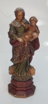 ARTE SACRA  Belíssima Imaginária de Nossa Senhora das Cabeças em estuque, ricamente policromada, medindo 39 cm x 13 cm.