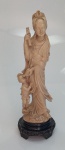 Belíssima escultura em resina representando MATERNIDADE de origem italiana, medindo 42 cm x 13 cm.