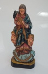 ARTE SACRA  Imaginária em madeira nobre de Nossa Senhora com anjos ricamente entalhada e policromada, medindo 31 cm x 12 cm.