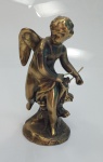 Belíssima escultura representando cupido em porcelana patinada em ouro velho, medindo 28 cm x 12 cm.