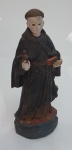 ARTE SACRA  Imaginária de Santo Antônio em madeira nobre ricamente entalhado, medindo 26 cm x 11 cm.