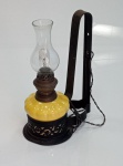 Belíssimo lampião elétrico em porcelana com suporte em metal e manga em vidro, medindo 27 cm x 18 cm.