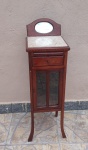 Belíssimo criado mudo em madeira nobre com tampo em granito, com espelho na parte superior, gaveta e porta com vidros bisotados, medindo 96 cm x 29 cm x 29 cm.