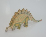 ABRAHAN PALATINIK  Natal, Rio Grande do Norte  Belíssima escultura representando dinossauro em poliéster do renomado artista mencionado, medindo 14 cm x 29 cm. Possui discreto bicado em uma pata.