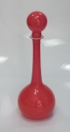 Belíssima garrafa bojuda em opalina na cor vermelha com tampa, medindo 47 cm x 14 cm.