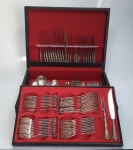 Belíssimo faqueiro inox com 116 peças da marca PRATA RADIO, com rica decoração nos cabos, medindo a maior peça 30 cm x 8 cm.