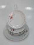 Belíssimo jogo para bolo em porcelana REAL com 7 peças na cor branca com flores e fios de ouro, medindo a maior 28 cm de diâmetro. Apresenta um prato com bicado.