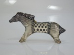 ABRAHAN PALATINIK  Natal, Rio Grande do Norte  Belíssima escultura representando cavalo em poliéster do renomado artista mencionado, medindo 25 cm x 13 cm. Possui discreto bicado na pata traseira.