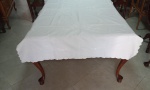 ILHA DA MADEIRA  Toalha em linho na cor branca com bordados em branco em cheios, ponto escada e caseados, medindo 2,20 m x 1,30 m.