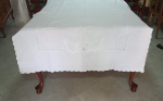 ILHA DA MADEIRA  Toalha em linho na cor branca, com bordados em branco em cheios, ponto escada e caseados, medindo 2,10 m x 1,30 m.