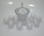 Belíssima poncheira em cristal translúcido com 12 xícaras e concha com lapidação em esferas, losango e estrela, medindo a maior 30 cm x 23 cm.