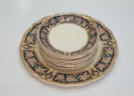 Jogo para bolo em porcelana com dez peças da marca Grindley England com decoração em flores e frisos de ouro, medindo a maior peça 25 cm de diâmetro. Apresentam marcas do tempo.
