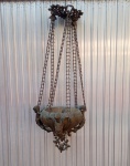 Antigo lampadário em bronze com figura de três anjos, medindo 50 cm x 18 cm.