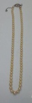 Belíssimo colar de pérolas com fecho em ouro branco medindo 25 cm fechado e 51 cm aberto. Obs: Fecho não testado.