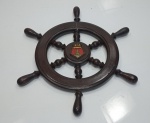 Antigo timão em madeira nobre com brasão, medindo 44 cm diâmetro. Apresenta restauro.