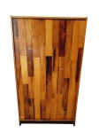 Zalszupin - Espetacular armário feito em Jacarandá taqueado de 02 portas. Peça em estado natural, sem restauro, porém em ótimo estado. Medidas de 1,53 m (A), 0,50 cm (L), 0,85 cm (C).